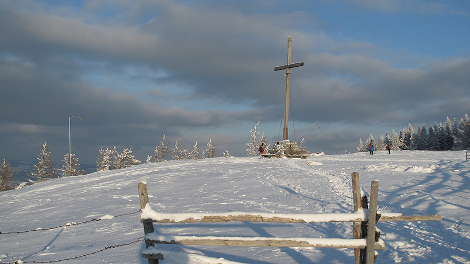 Zur stillsten Jahreszeit am Schöckl-Gipfelkreuz (1438 m). Foto: ©Auferbauer