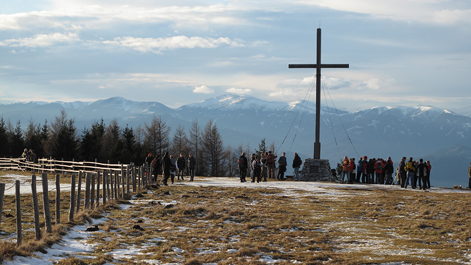 Weiträumig: An einem Silvester-Nachmittag am Schöckl-Gipfelkreuz (1438 m). Foto: ©Auferbauer