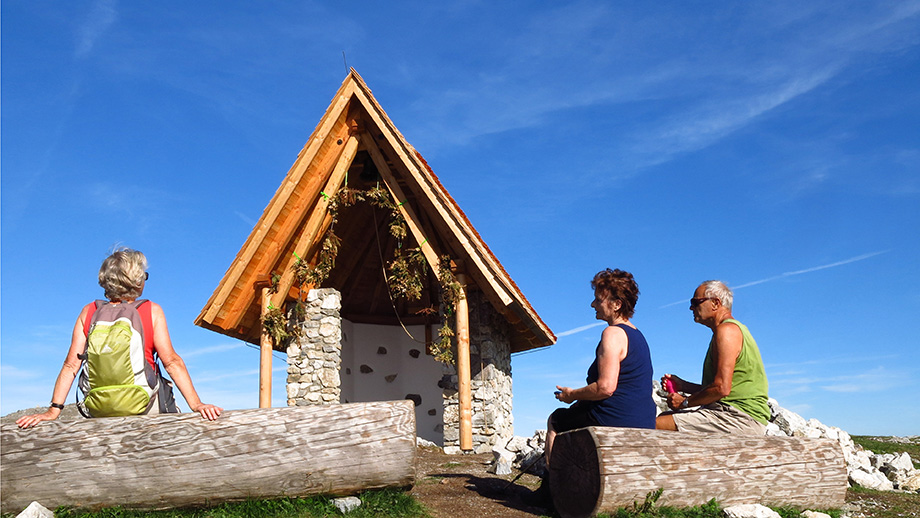 Schöckl-Freunde teilen Schöckl-Freuden, Luise, Heidemarie, Dieter an der Schöcklkapelle (1435 m). Foto: ©Auferbauer