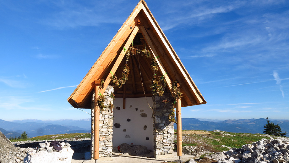 Seit 27 Juni 2015 der jüngste Fokus auf dem Schöckl-Plateau: die Schöcklkapelle (1435 m). Foto: ©Auferbauer