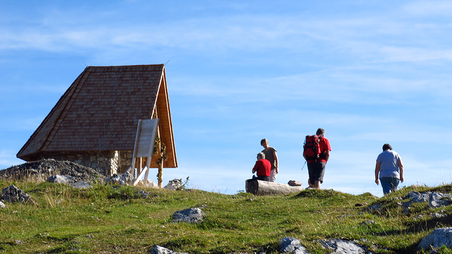 Die Schöcklkapelle (1435 m) situiert inmitten Bergstation und Ostgipfel. Foto: ©Auferbauer