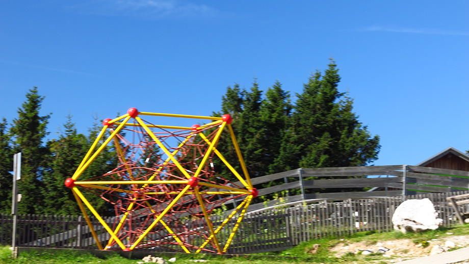 Spielgerät und Turngerät, nahe an der Schöckl-Seilbahn-Bergstation (1436 m). Foto: ©Auferbauer