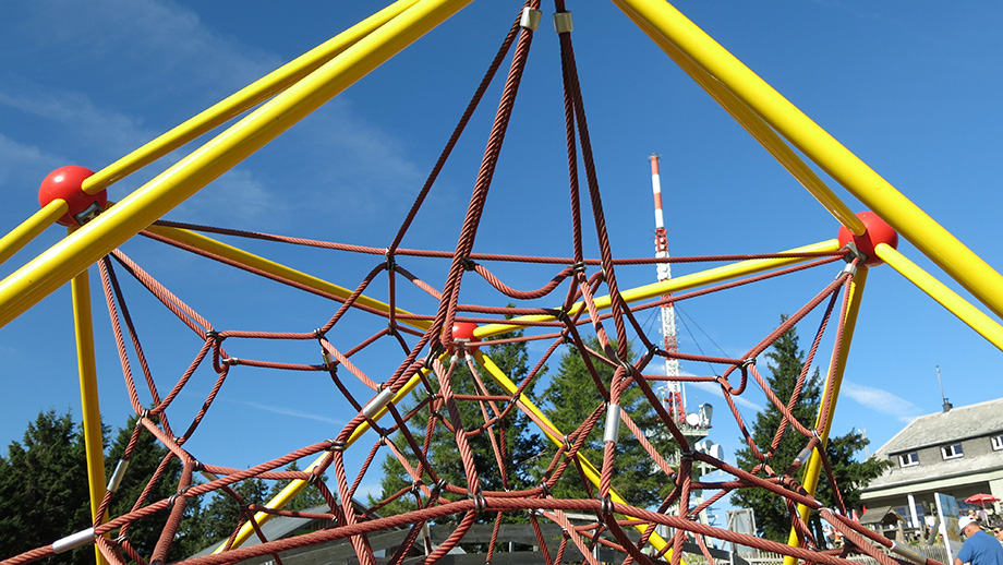 Alpiner Spielplatz, nahe an der Schöckl-Seilbahn-Bergstation (1436 m). Foto: ©Auferbauer