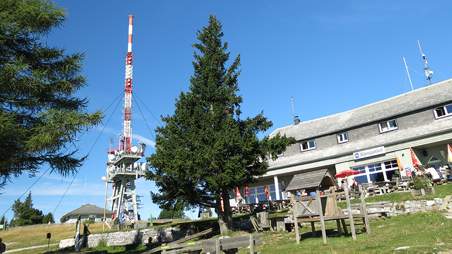 Für Schöckl-Seilbahn-Fahrgäste das erste bzw. das letzte Blickfeld: mit Sender und Alpengasthof. Foto: ©Auferbauer