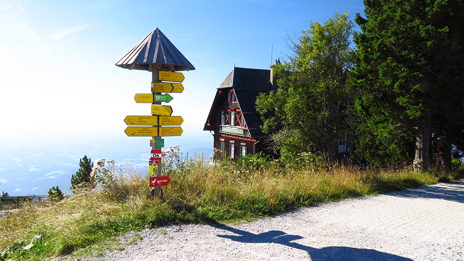 Vor dem Stubenberghaus (1430 m), den Schöckl umspannt ein weit reichendes Wegenetz. Foto: ©Auferbauer