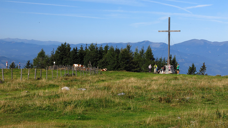 Schöckl-Gipfelkreuz (1438 m) Richtung Gleinalpe. Foto: ©Auferbauer