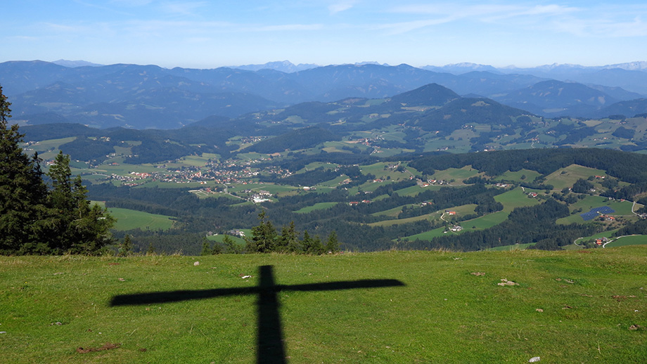 Nah am Schöckl-Gipfelkreuz (1438 m) Richtung Semriach. Foto: ©Auferbauer