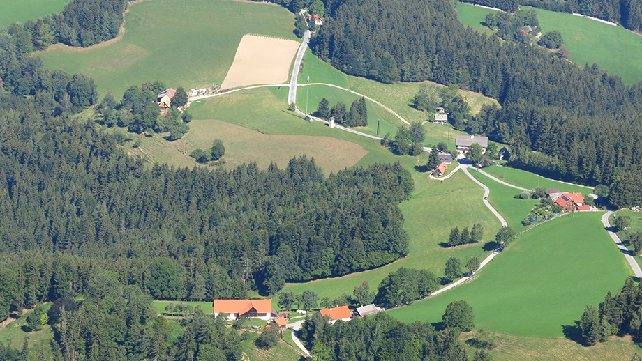 Tiefblick an den Nordfuß des Schöckls: am Kreuzungsbereich der Gasthof Jägerwirt (958 m). Foto: ©Auferbauer
