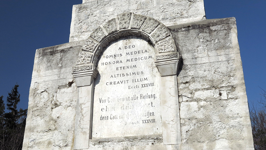 Gott erschuf den Arzt, Inschrift am Novystein (895 m). Foto: ©Auferbauer