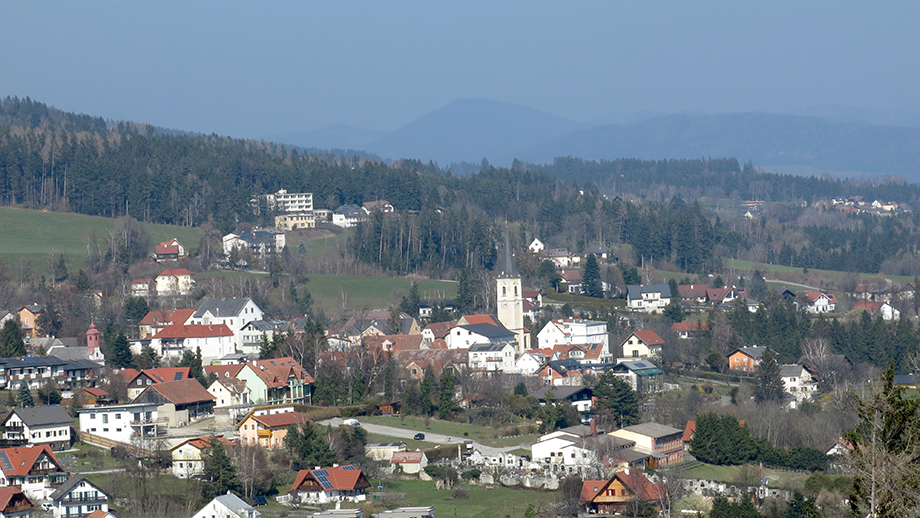 Kurort St. Radegund bei Graz (Kirche, 717 m), Überblick von der Fürwallnerhöhe (910 m). Foto: ©Auferbauer
