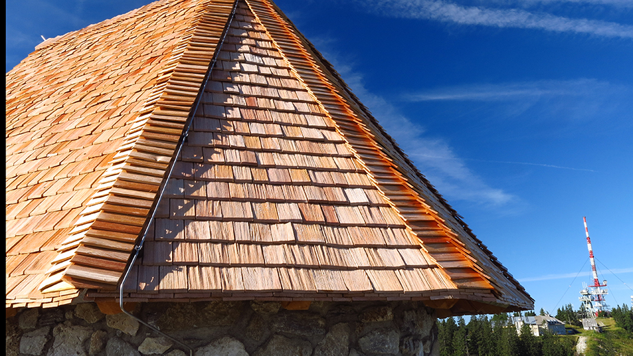 Schöcklkapelle (1435 m), landschaftgerecht eingedeckt. Foto: ©Auferbauer