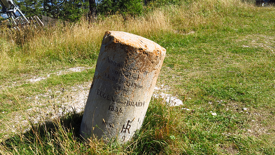 Nah am Sender: Der Schöckl-Gipfelstein (1445 m) datiert von anno 1854. Foto: ©Auferbauer