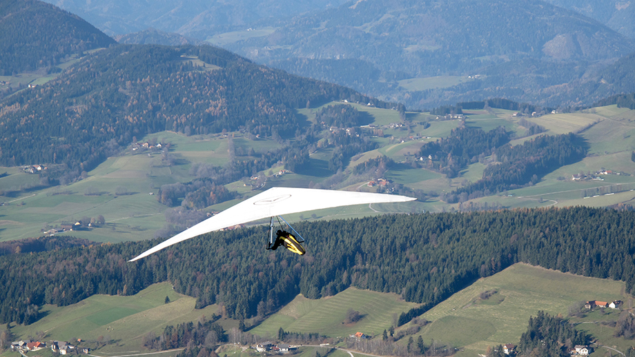 Hängegleiterflug, vom Schöckl-Westgipfel (1442 m) in Richtung Semriach. Foto: ©Auferbauer