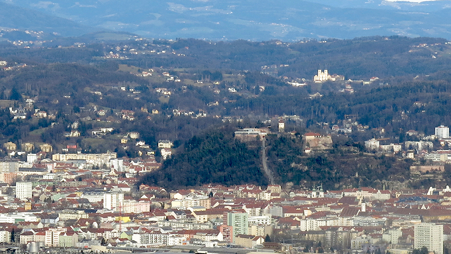 Stadtblick, von der Rudolfswarte-Plattform (664 m), in Richtung Schloßberg und Mariatrost. Foto: ©Auferbauer