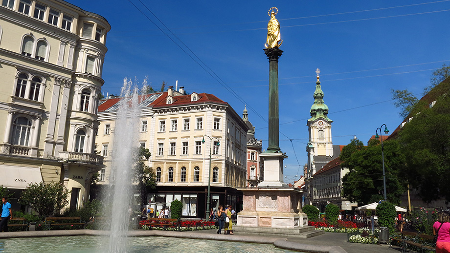 Platz am Eisernen Tor, Mariensäule, Stadtpfarrkirche. Foto: ©Auferbauer