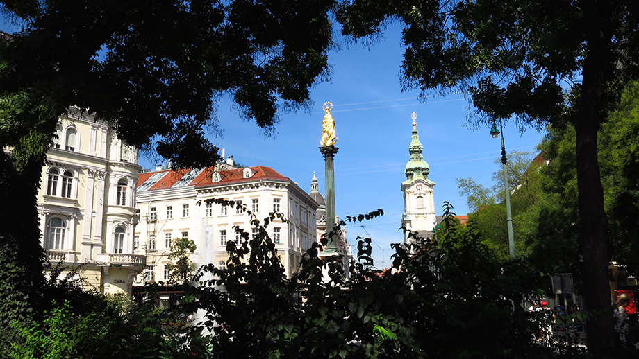 Platz am Eisernen Tor, Mariensäule, Stadtpfarrkirche. Foto: ©Auferbauer