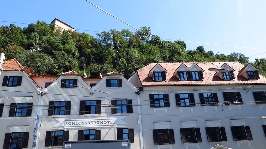 Kaiser-Franz-Josef-Kai, Hotel Schloßberg, darüber die Stallbastei. Foto: ©Auferbauer
