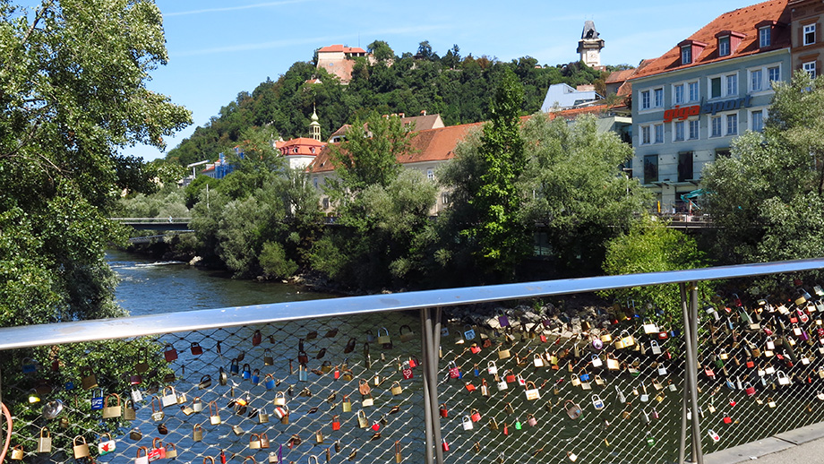 Von der Erzherzog-Johann-Brücke zum Schloßberg. Foto: ©Auferbauer