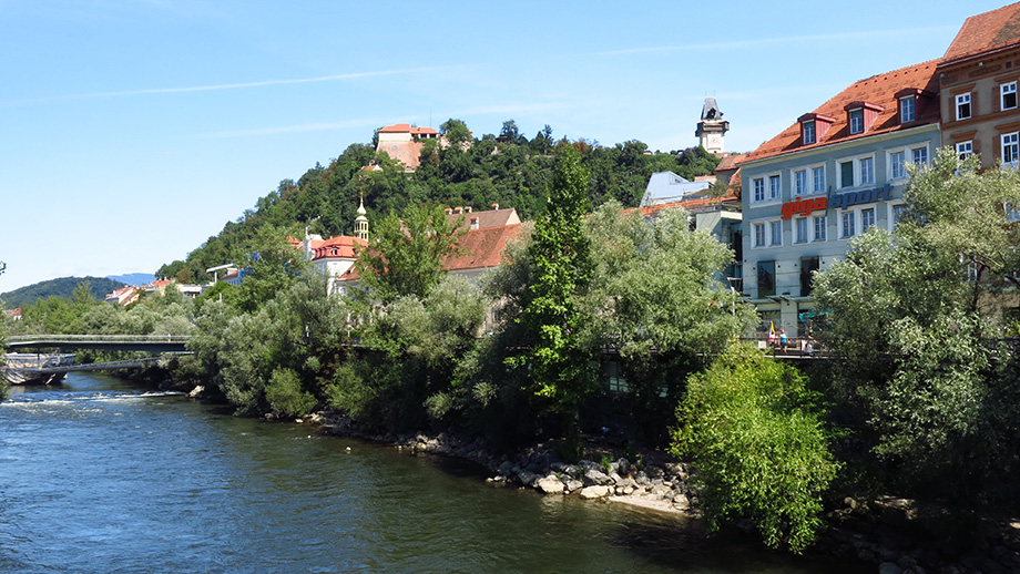 Von der Erzherzog-Johann-Brücke zum Schloßberg. Foto: ©Auferbauer