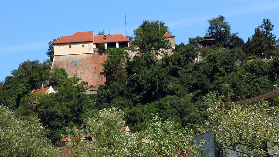 Von der Erzherzog-Johann-Brücke zu Stallbastei am Schloßberg. Foto: ©Auferbauer