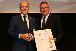 GGZ-Geschäftsführer Gerd Hartinger (li) nahm die Auszeichnung in Brüssel entgegen | GGZ
