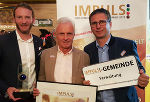 Magistratsdirektor Martin Haidvogl (r.), Sportamtsleiter Gerhard Peinhaupt (Mi.) und Venuzle-CEO Wolfgang Lang bei der Preisverleihung in Wien Magistratsdirektor Martin Haidvogl (r.), Sportamtsleiter Gerhard Peinhaupt (Mi.) und Venuzle-CEO Wolfgang Lang bei der Preisverleihung in Wien
