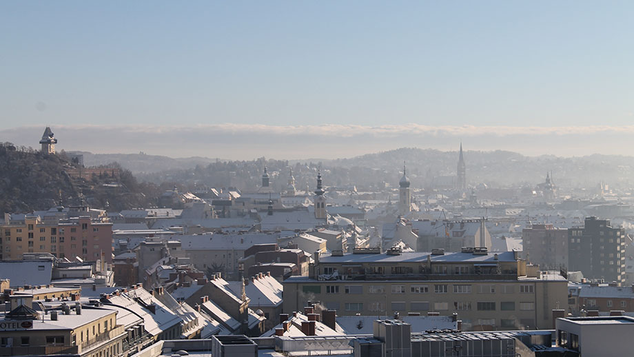 Hurra, erster Schnee in Graz: Blick vom Bauamtsgebäude Richtung Innenstadt