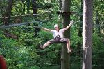 Angeseilte Person "fliegt" von Baum zu Baum © Foto: Wiki Adentue Park Angeseilte Person "fliegt" von Baum zu Baum © Foto: Wiki Adentue Park