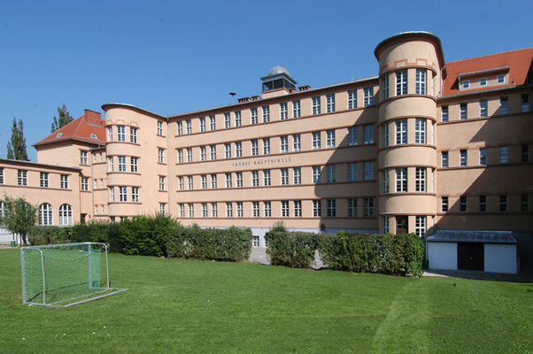 Volksschule Hirten - Sportplatz