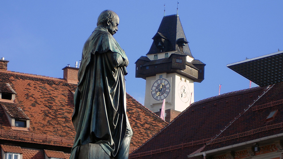 Erzherzog Johann-Denkmal auf dem Grazer Hauptplatz mit dem Uhrturm im Hintergrund | © Stadt Graz