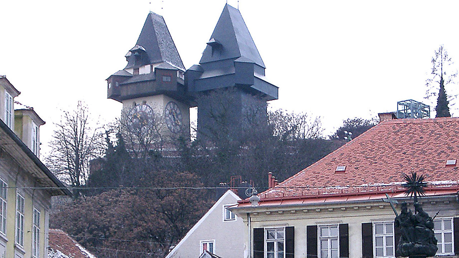 2003, als Graz Kulturhauptstadt war, erhielt der Uhrturm einen Schatten