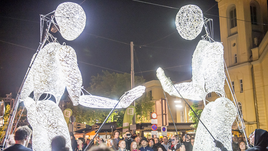 "Klanglicht", eine Licht- und Klanginstallation vor der Oper, dem Schauspielhaus und am Freiheitsplatz