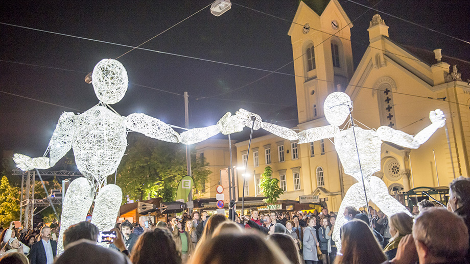 "Klanglicht", eine Licht- und Klanginstallation vor der Oper, dem Schauspielhaus und am Freiheitsplatz