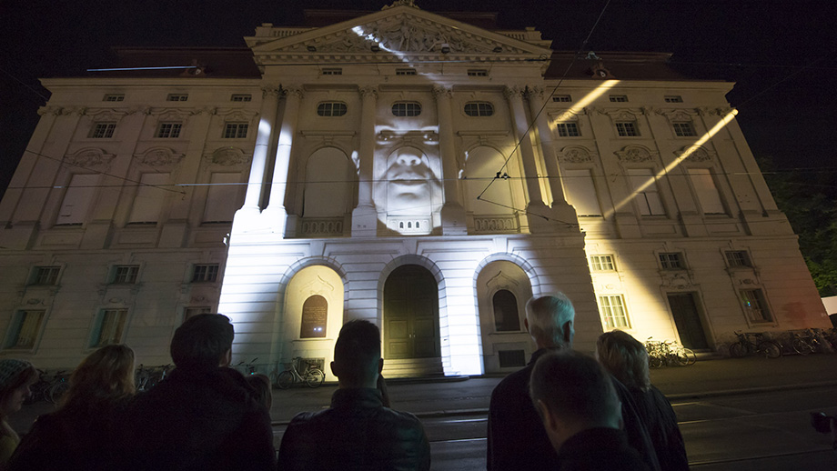 "Klanglicht", eine Licht- und Klanginstallation vor der Oper, dem Schauspielhaus und am Freiheitsplatz