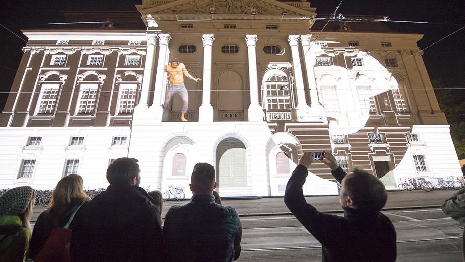 "Klanglicht", eine Licht- und Klanginstallation vor der Oper, dem Schauspielhaus und am Freiheitsplatz