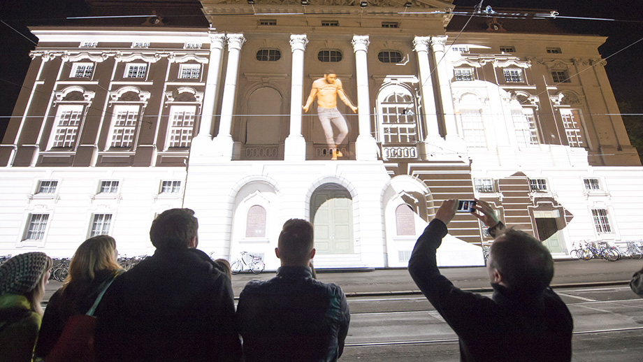 "Klanglicht", eine Licht- und Klanginstallation vor der Oper, dem Schauspielhaus und am Freiheitsplatz