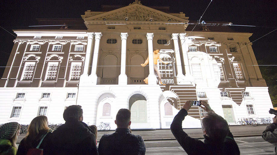 "Klanglicht", eine Licht- und Klanginstallation vor der Oper, dem Schauspielhaus und am Freiheitsplatz