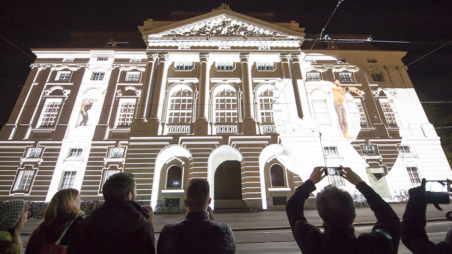 "Klanglicht", eine Licht- und Klanginstallation vor der Oper, dem Schauspielhaus und am Freiheitsplatz