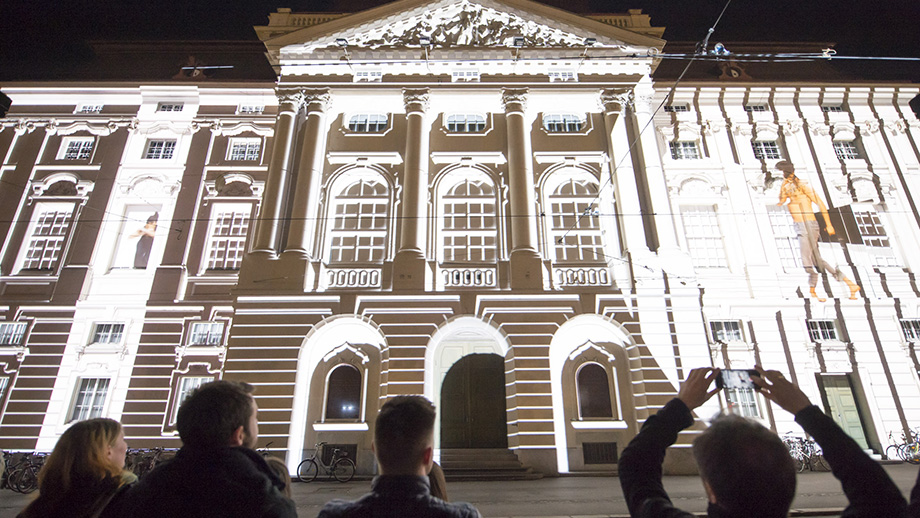 "Klanglicht", eine Licht- und Klanginstallation vor der Oper, dem Schauspielhaus und am Freiheitsplatz