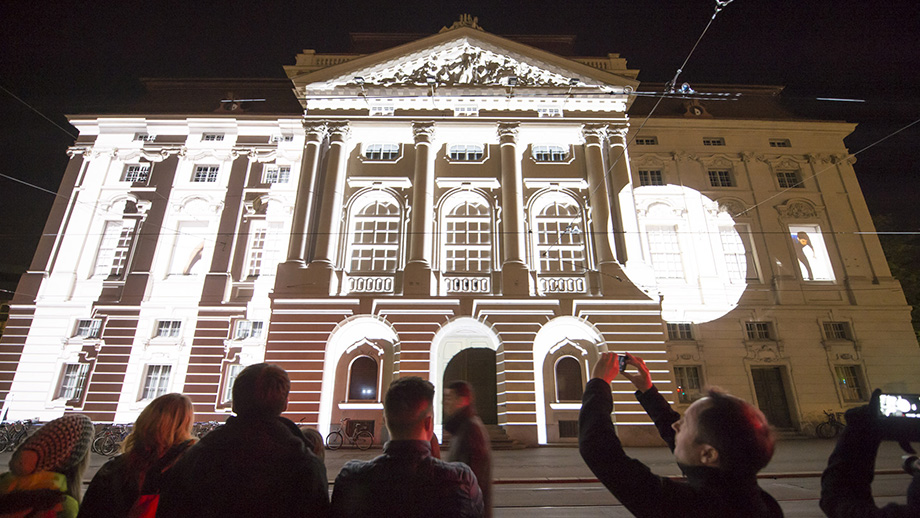 "Klanglicht", eine Licht- und Klanginstallation vor der Oper, dem Schauspielhaus und am Freiheitsplatz