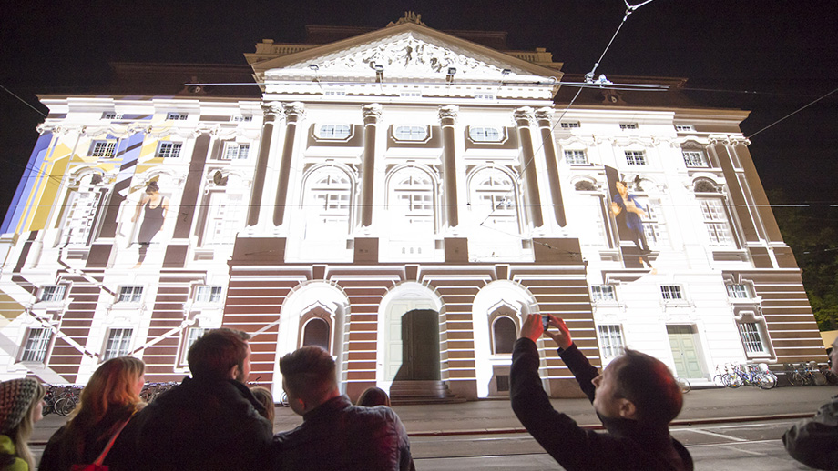 "Klanglicht", eine Licht- und Klanginstallation vor der Oper, dem Schauspielhaus und am Freiheitsplatz