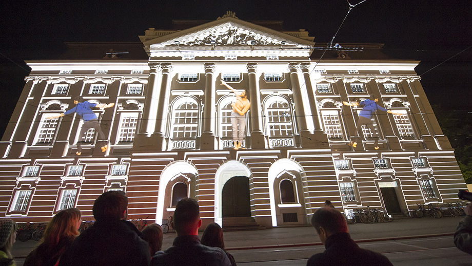 "Klanglicht", eine Licht- und Klanginstallation vor der Oper, dem Schauspielhaus und am Freiheitsplatz