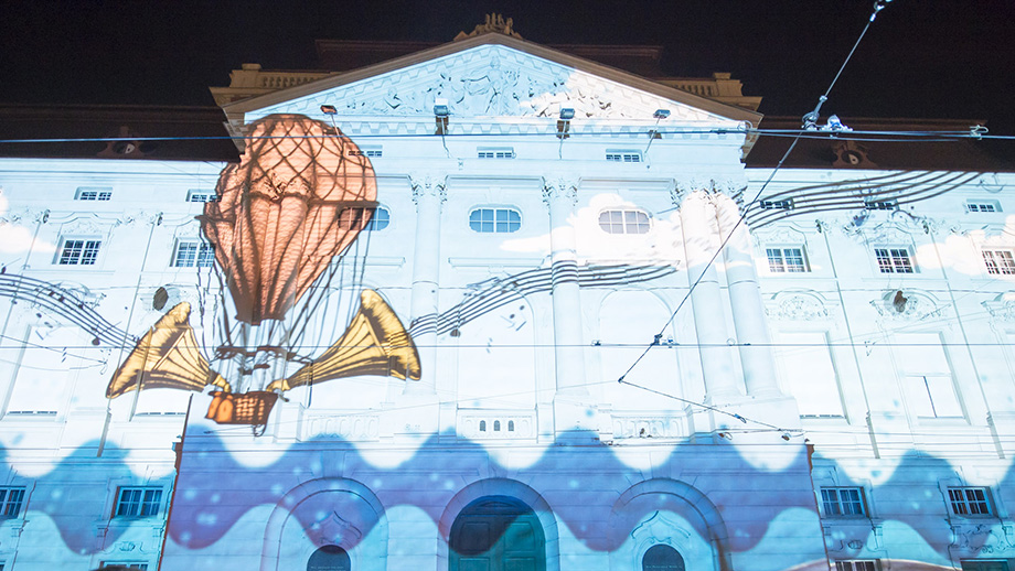 "Klanglicht", eine Licht- und Klanginstallation vor der Oper, dem Schauspielhaus und am Freiheitsplatz