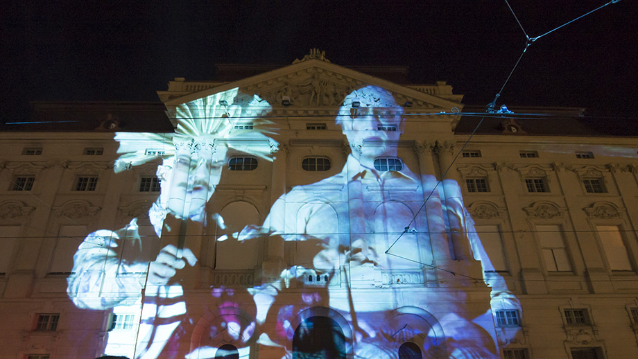 "Klanglicht", eine Licht- und Klanginstallation vor der Oper, dem Schauspielhaus und am Freiheitsplatz