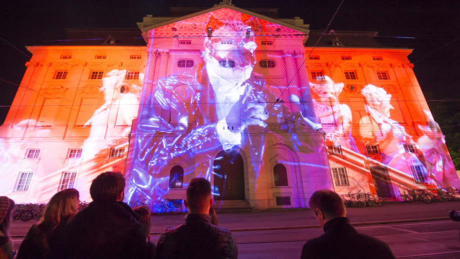 "Klanglicht", eine Licht- und Klanginstallation vor der Oper, dem Schauspielhaus und am Freiheitsplatz