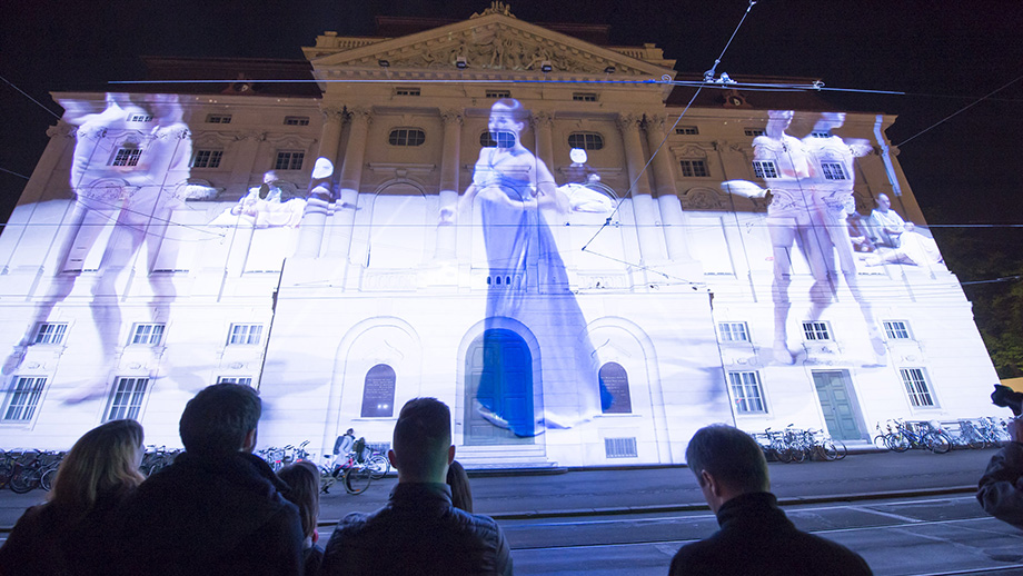 "Klanglicht", eine Licht- und Klanginstallation vor der Oper, dem Schauspielhaus und am Freiheitsplatz