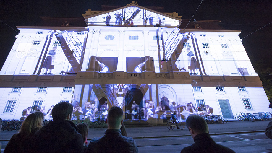 "Klanglicht", eine Licht- und Klanginstallation vor der Oper, dem Schauspielhaus und am Freiheitsplatz