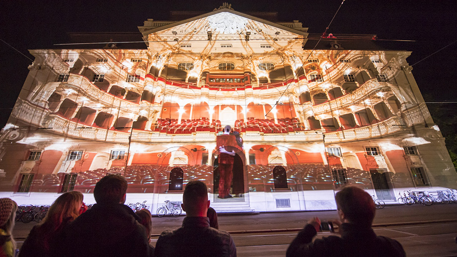 "Klanglicht", eine Licht- und Klanginstallation vor der Oper, dem Schauspielhaus und am Freiheitsplatz