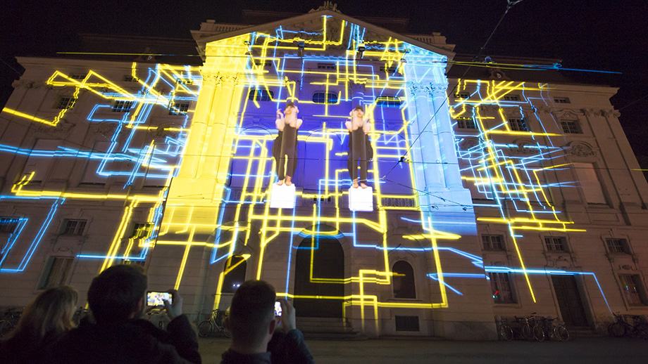 "Klanglicht", eine Licht- und Klanginstallation vor der Oper, dem Schauspielhaus und am Freiheitsplatz