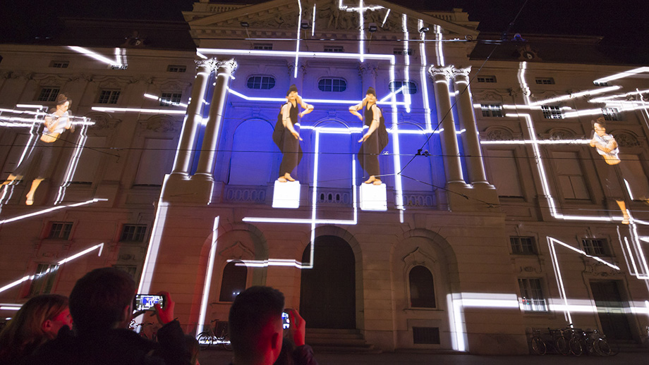 "Klanglicht", eine Licht- und Klanginstallation vor der Oper, dem Schauspielhaus und am Freiheitsplatz